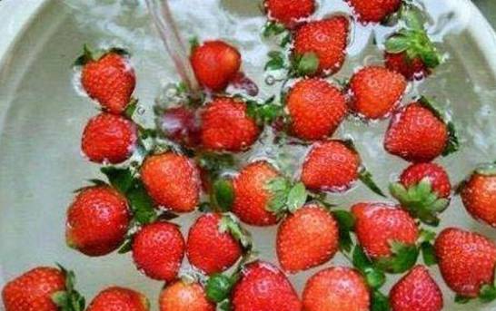 草莓怎么清洗 清水洗后用盐水浸泡[图片]